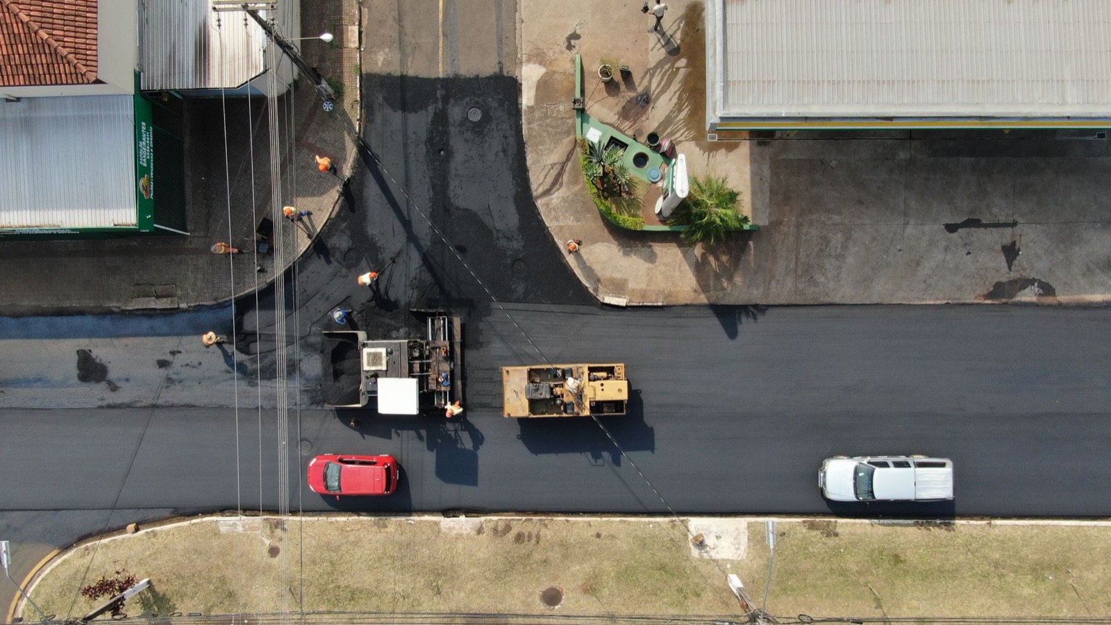 Drone shot capturing road construction activity in Rodocentro, Brazil.